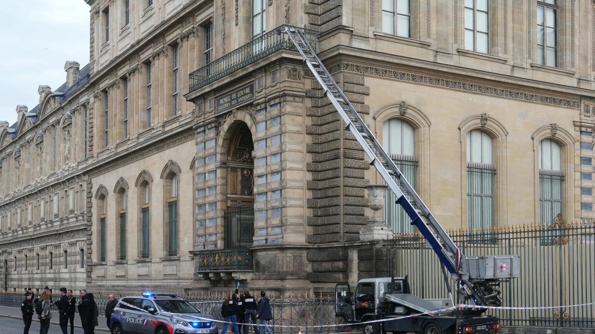Social Media Glorifies Suspects From Louvre Heist