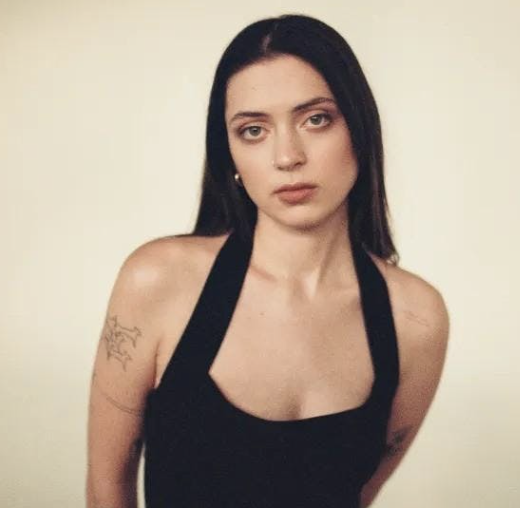 Lizzy McAlpine’s hit song “Pushing It Down and Praying” sparked the “stable vs. deep” TikTok trend.